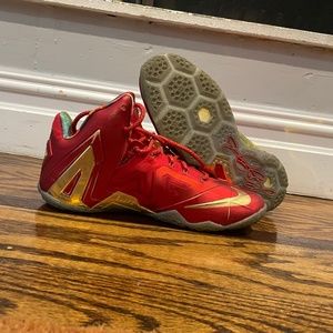 Lebron 11 Elite SE "Championship" Size 10